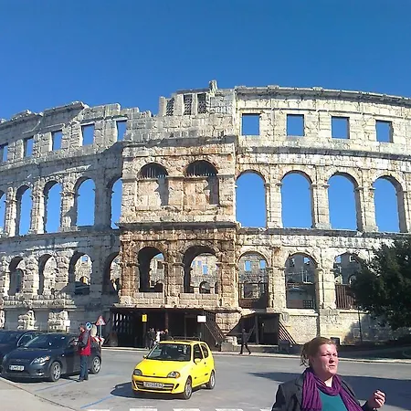Apartment For Holidays In Pula Room photo