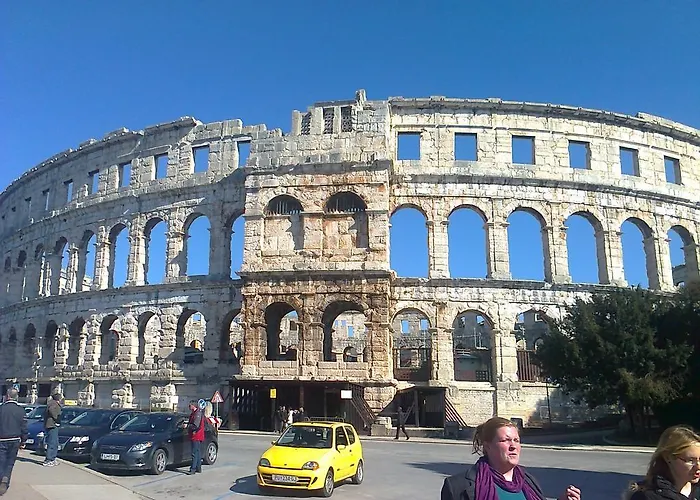 Apartment For Holidays In Pula